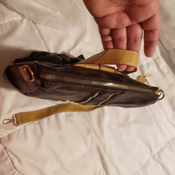 Versatile backpack with attachable top strap - Picture 4 of 5